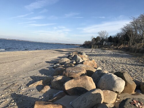 Hamptons Cousy, Spacious, Family Home by the beach