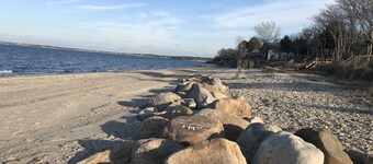 Hamptons Cousy, Spacious, Family Home by the beach