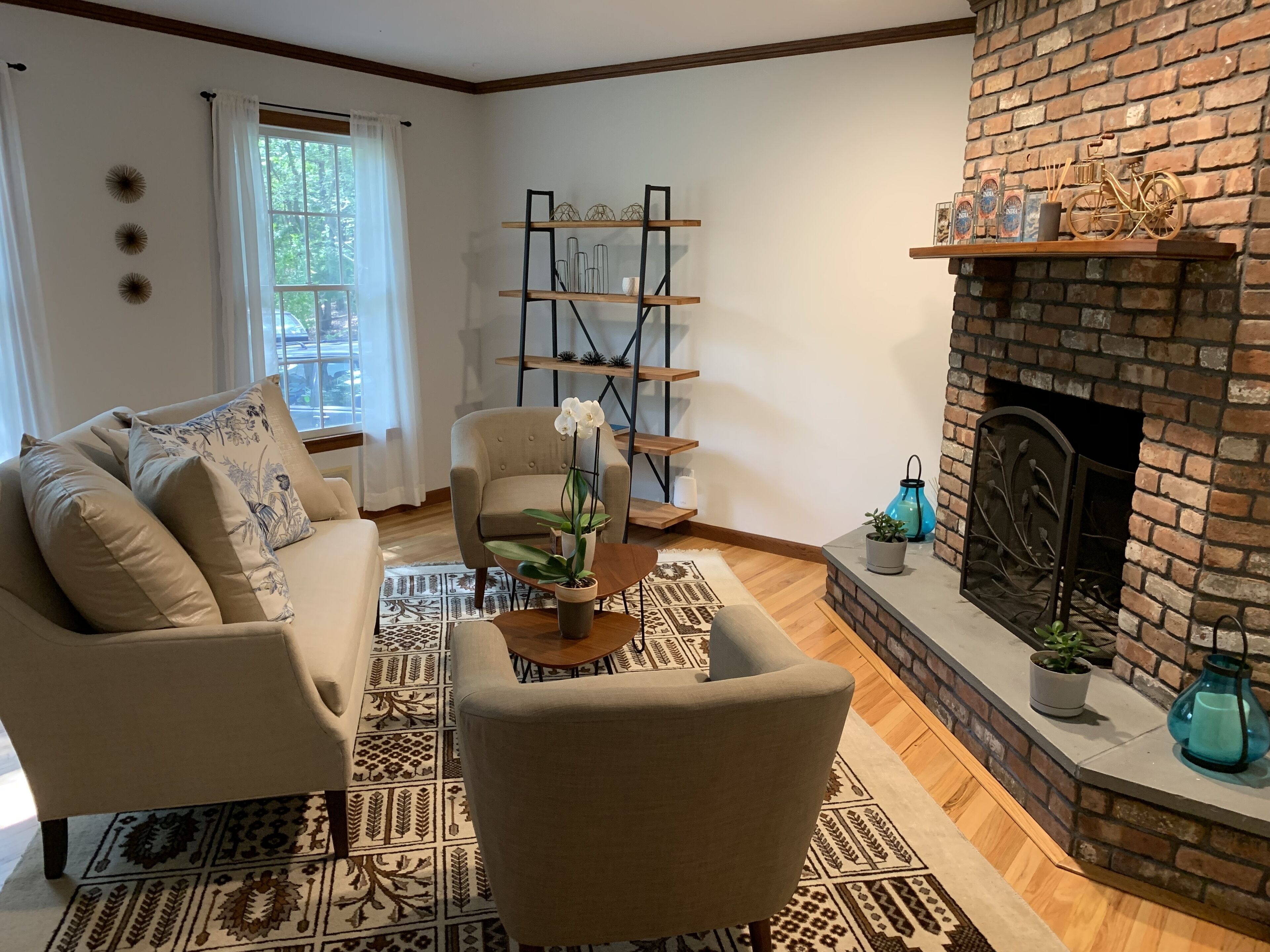 TV, fireplace