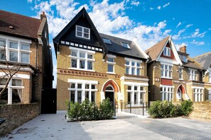 Front of property - OYO Home Ealing 1 Bedroom (London)