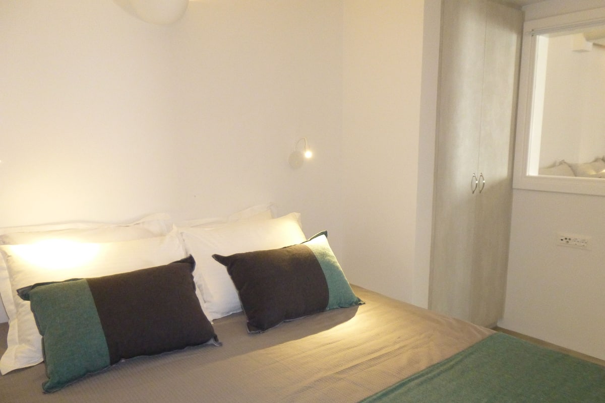 Apartment with Patio, Lower Level, 2 Bedrooms | 埃及棉床單、高級寢具、特厚豪華床墊、房內夾萬