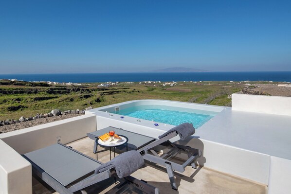 Superior Suite Two Bedrooms Sea View with Plunge Pool | Private spa tub