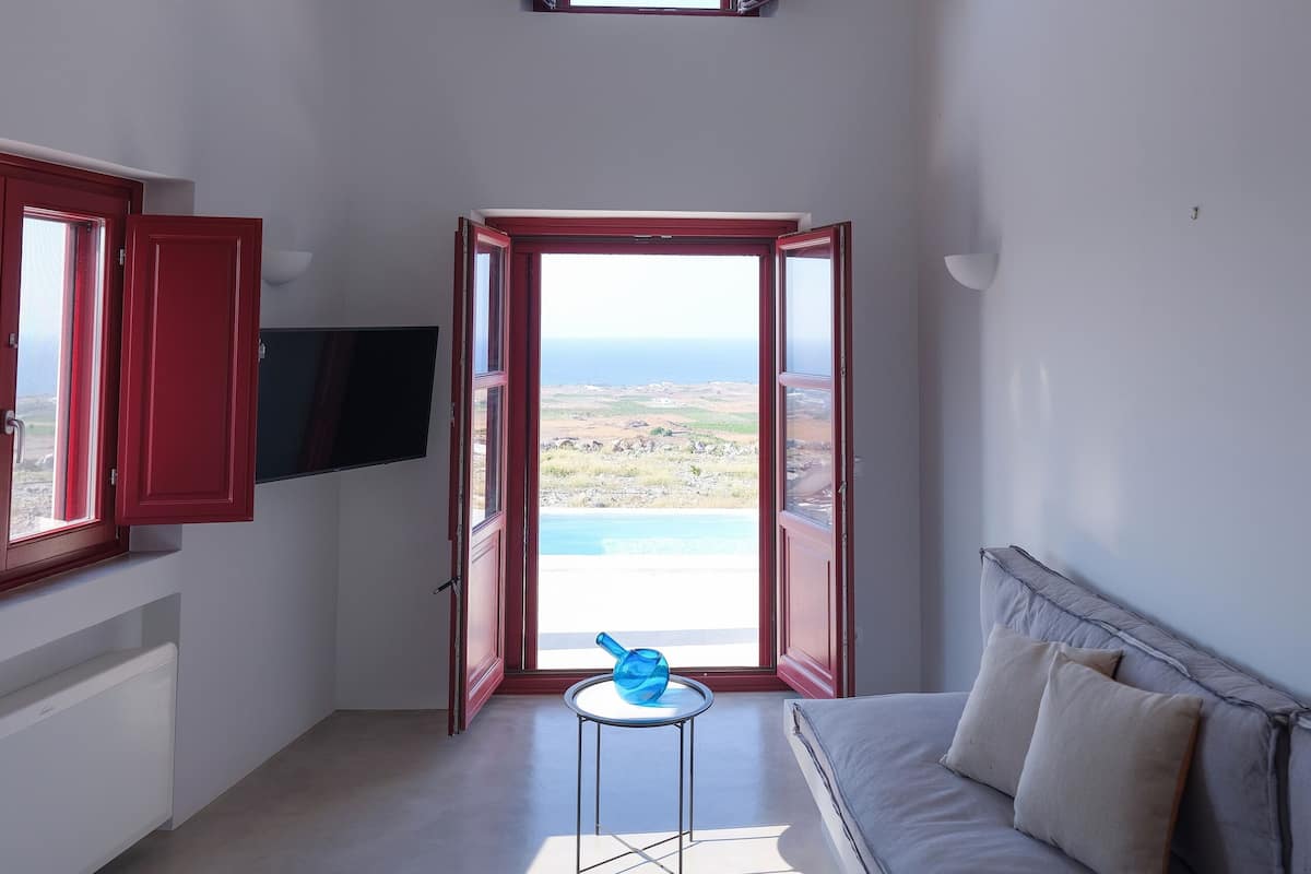 Deluxe Suite with Plunge Pool | 客廳 | 43 吋平面電視連衛星電視頻道