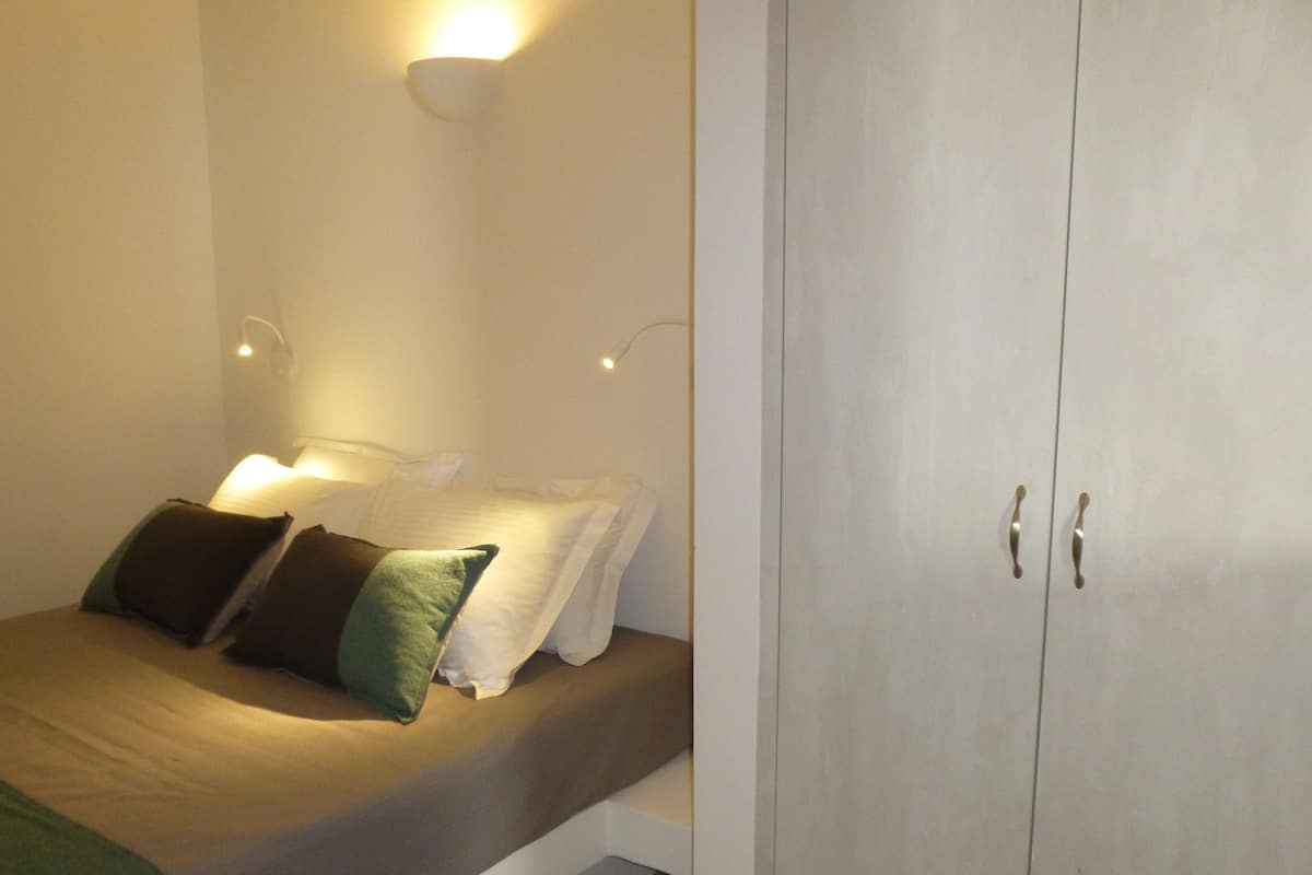 Studio with Patio, Lower Level | 埃及棉床單、高級寢具、特厚豪華床墊、房內夾萬