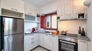 Deluxe Suite One Bedroom Sea View with Plunge Pool | Private kitchen | Mini-fridge, stovetop, cookware/dishes/utensils