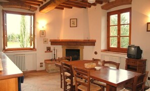 Apartment, 2 Bedrooms, Garden View (115) | In-room dining