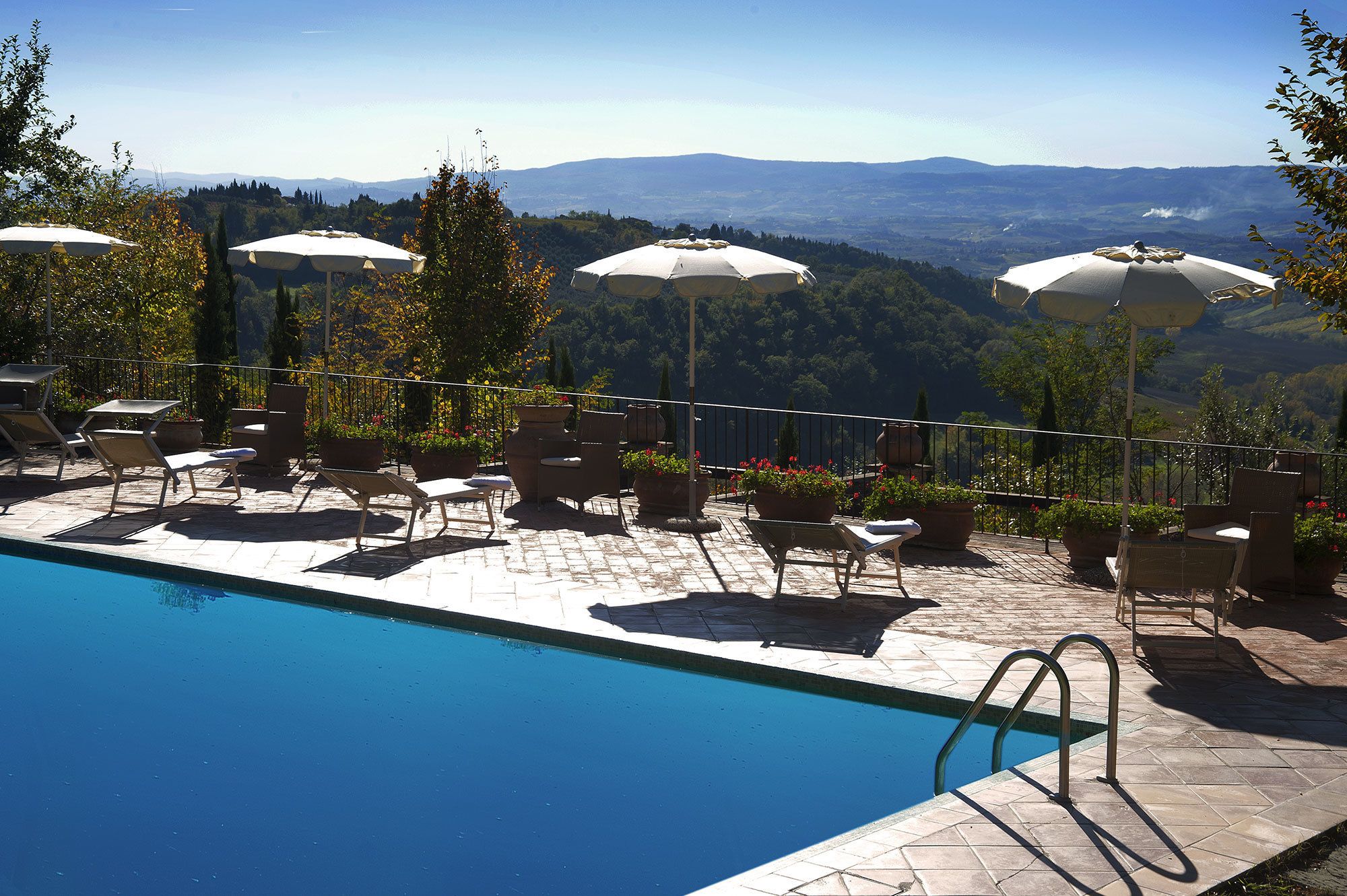 Außenpool (je nach Saison geöffnet), Sonnenschirme, Liegestühle