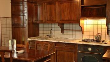 Duplex, 2 Bedrooms, Jetted Tub (106) | Private kitchen | Full-size fridge, oven, stovetop, dishwasher