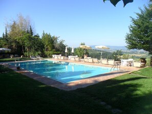 Piscine extérieure (ouverte en saison), parasols de plage