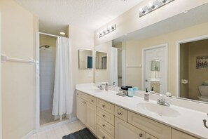 Bathtub, hair dryer, towels, soap - Ocean Park 102 - Hosted By Moore AI Rentals (Fernandina Beach)