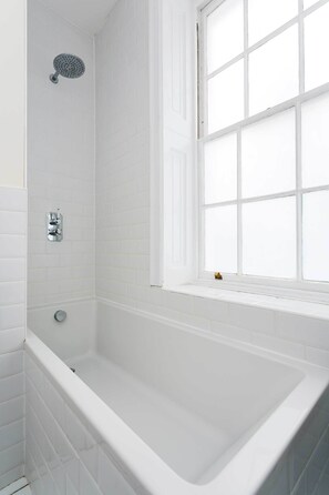 Combined shower/bathtub, deep-soaking bathtub, free toiletries - OYO Home St Pauls 2 Bedrooms (London)