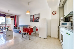Fridge, microwave, oven, coffee/tea maker - ZAFIRO 28B - Front line apartment with sea views and direct access to the beach (Calpe)