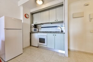 Køleskab, mikrobølgeovn, ovn, kogeplade