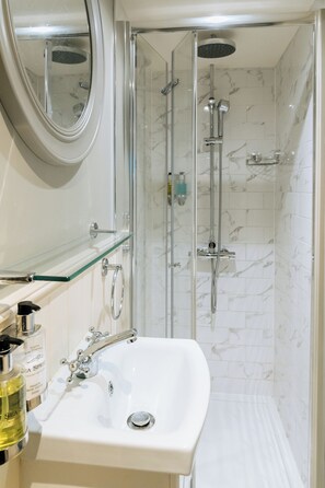Habitación doble Deluxe, 1 cama King size | Baño | Regadera, amenidades de baño gratuitas, secadora de cabello, batas 