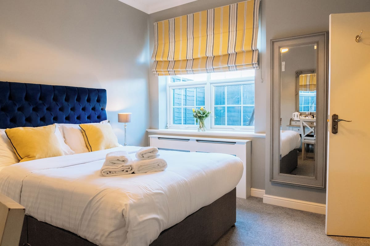 Deluxe Double Room, 1 King Bed | Desk, blackout curtains, soundproofing, iron/ironing board