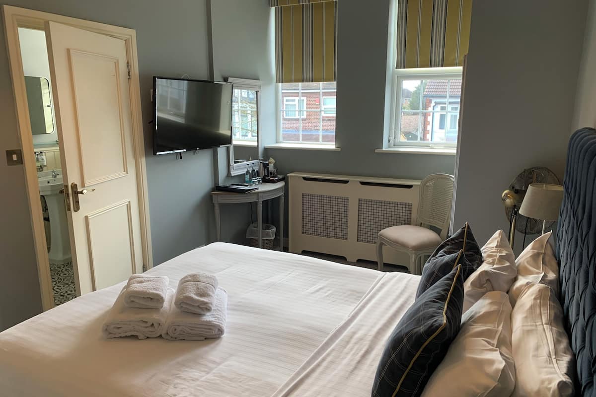 Deluxe Double Room, 1 King Bed | Desk, blackout curtains, soundproofing, iron/ironing board