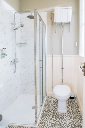 Habitación Deluxe doble, 1 cama de matrimonio grande | Baño | Ducha, artículos de higiene personal gratuitos y secador de pelo