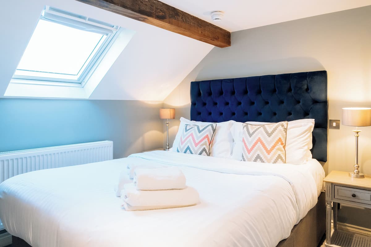 Deluxe Double Room, 1 King Bed | Desk, blackout curtains, soundproofing, iron/ironing board