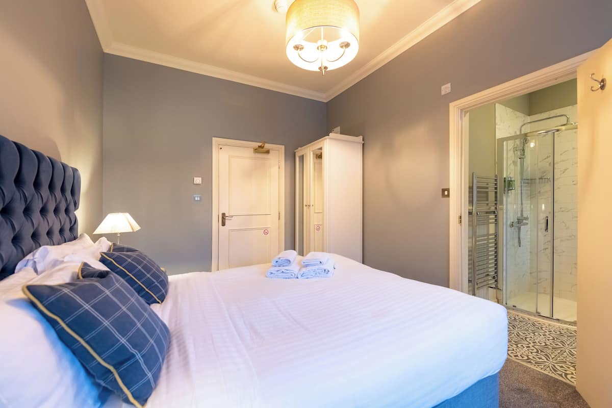 Habitación Deluxe doble, 1 cama de matrimonio grande | Escritorio, cortinas opacas, sistema de insonorización