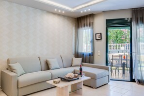 Deluxe Villa | Living room | Flat-screen TV - Toroni Blue (Sithonia)