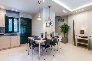 Villa – deluxe | Spiseområde på rommet