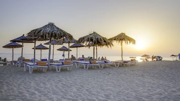 Gần bãi biển, cát trắng