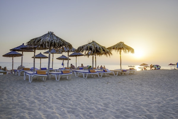 Una playa cerca, arena blanca
