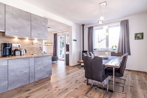 Apartamento luxo, várias camas, não aceita animais de estimação (AP 6) | Cozinha privada | Cadeirão de bebê