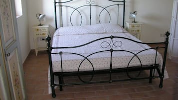 Lits bébé (gratuits), draps fournis