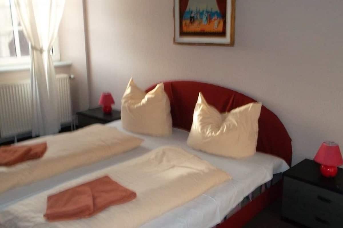 Soundproofing, cribs (surcharge), rollaway beds (surcharge), bed sheets