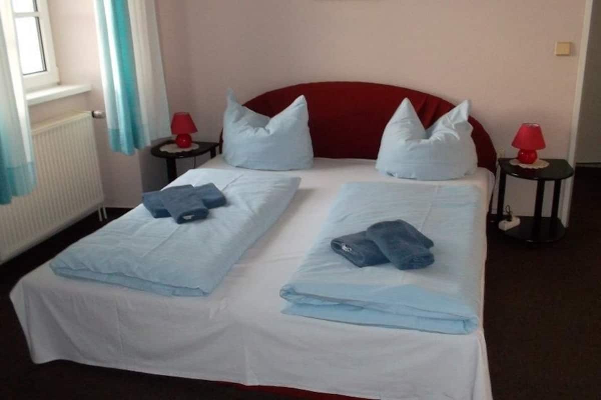 Soundproofing, cribs (surcharge), rollaway beds (surcharge), bed sheets