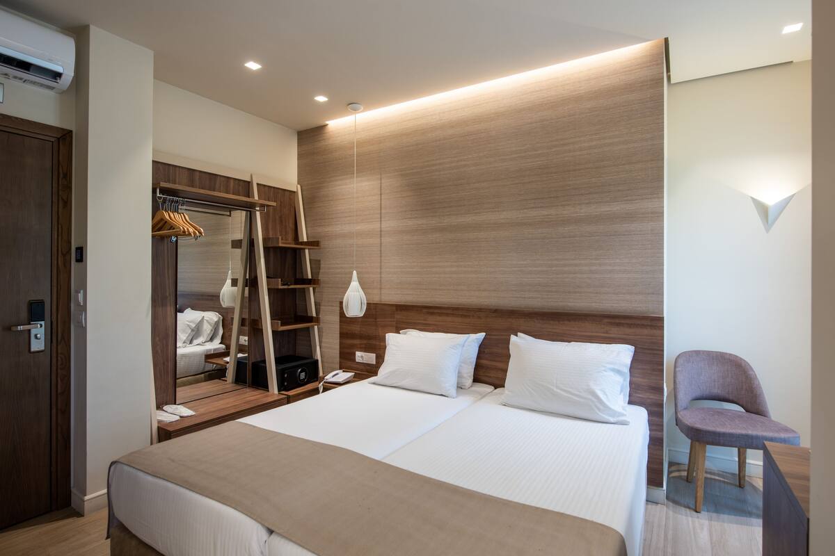 Superior Room with Balcony and City View | 미니바, 객실 내 금고, 책상, 노트북 작업 공간