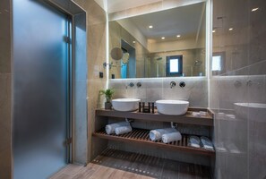 Junior Suite with Outdoor Jetted Tub and Side Sea View | Salle de bain | Douche, douche à « effet pluie », articles de toilette gratuits