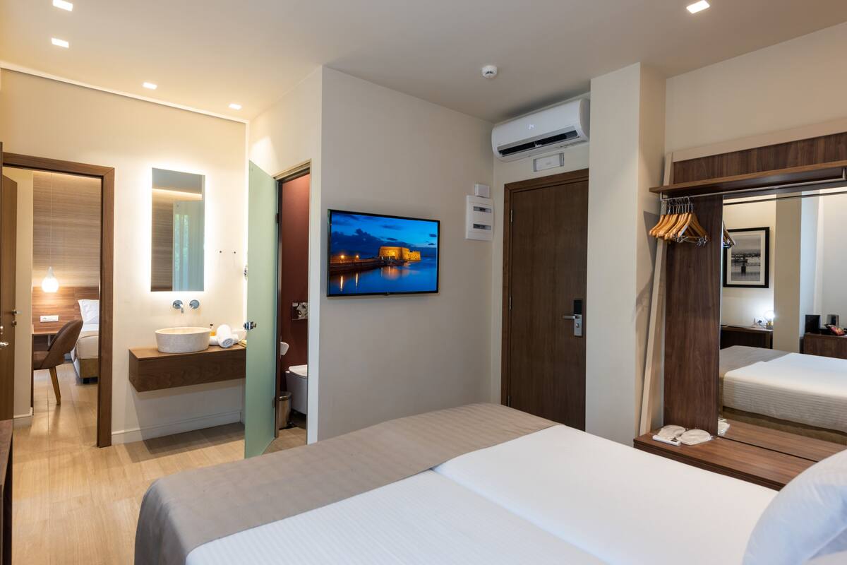 Superior Connecting Rooms with Balcony and City View | 미니바, 객실 내 금고, 책상, 노트북 작업 공간