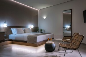 Junior Suite with Outdoor Jetted Tub and Side Sea View | Frigobar, cofres nos quartos, individualmente decorados