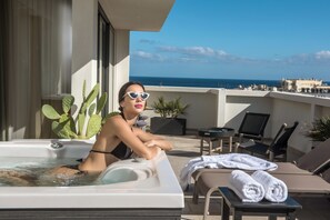 Junior Suite with Outdoor Jetted Tub and Side Sea View | Baignoire à jets