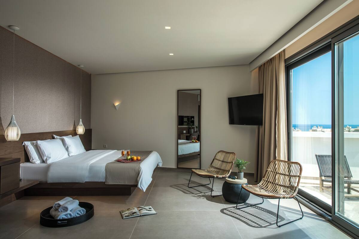 Junior Suite with Outdoor Jetted Tub and Side Sea View | 미니바, 객실 내 금고, 책상, 노트북 작업 공간
