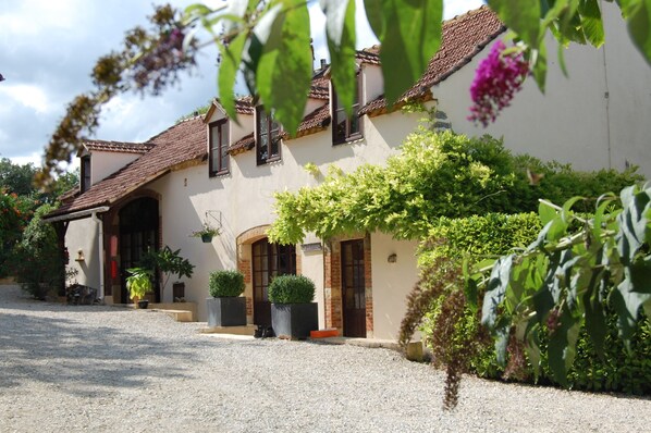 Exterior - Enjoy your holiday in a charming gîte with a large pool in South-West France (Montgesty)