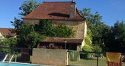 Disfrute de sus vacaciones en una casa rural con encanto con una gran piscina en el suroeste de Francia
