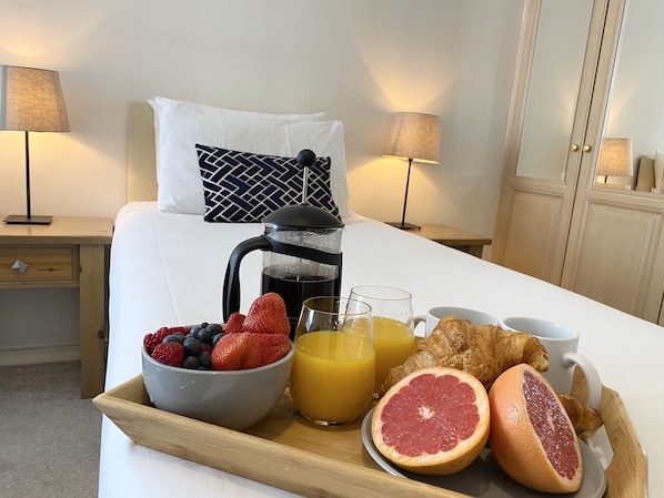 City Apartment, 1 Bedroom | Egyptian cotton sheets, premium bedding, desk, blackout drapes - Apartment Next to Victoria Station (London)