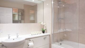 Comfort Apartment, 2 Bedrooms | Egyptian cotton sheets, premium bedding, desk, blackout curtains