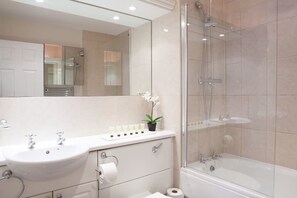 Comfort Apartment, 2 Bedrooms | Egyptian cotton sheets, premium bedding, desk, blackout drapes - Apartment Next to Victoria Station (London)