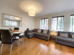 Design Apartment | Living area | Smart TV - Apartment Next to Victoria Station (London)