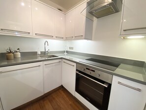 Design Apartment | Private kitchen | Full-sized fridge, microwave, oven, stovetop - Apartment Next to Victoria Station (London)
