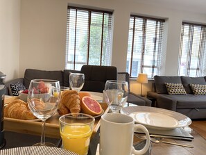 Design Apartment | Living area | Smart TV - Apartment Next to Victoria Station (London)