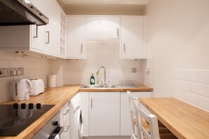 Comfort Apartment, 2 Bedrooms | Private kitchen | Full-size fridge, microwave, oven, stovetop - Apartment Next to Victoria Station (London)