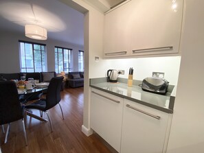 Apartemen Desain | Dapur pribadi | Lemari es besar, microwave, oven, dan kompor