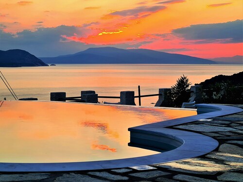 Villa VIOLA. Panoramic pool. Access to the sea. Privileged view of the Egean.