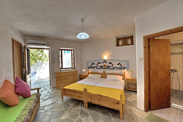 2 bedrooms, iron/ironing board, free WiFi, bed sheets