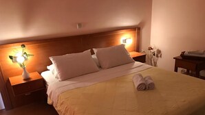 In-room safe, blackout curtains, rollaway beds, free WiFi - Hotel Mena (Budva)